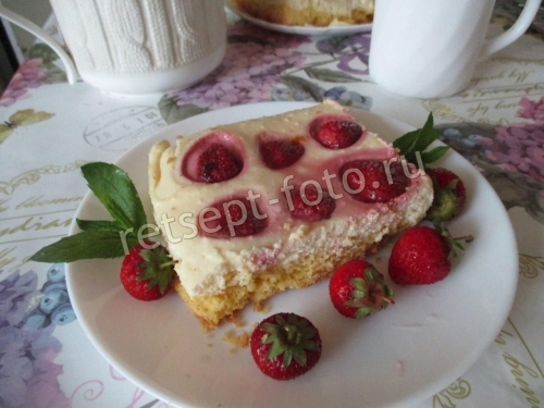 Песочный пирог с клубникой и творогом