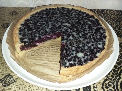 Пирог с черникой и сметанной заливкой
