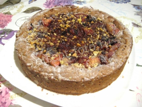 Пирог с яблоками, сливами и орехами без яиц и молока