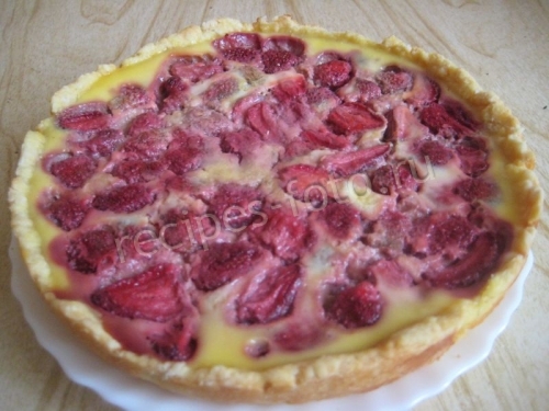 Пирог с клубникой и сметанной заливкой