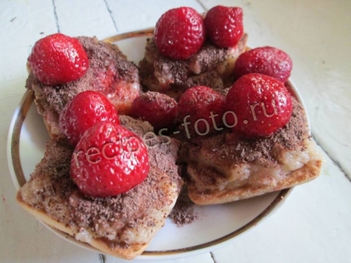Пирожное из печенья с бананом и яблоком
