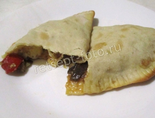 Пицца кальцоне с баклажанами и перцем