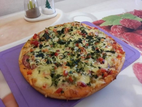 Пицца с колбасой и огурцами на готовой основе