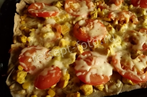 Пицца с курицей и кукурузой без дрожжей