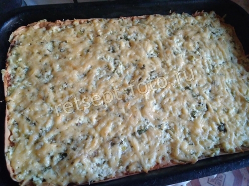 Пицца с творогом, сыром и огурцами