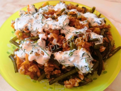 Полба с чесночными стрелками с луком и морковью