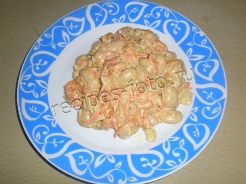 Простой салат с фасолью и морковью