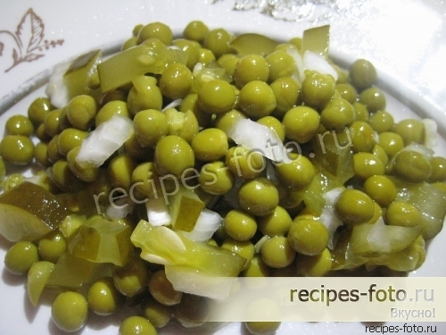 Простой салат с горошком и огурцами на скорую руку