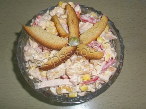 Простой салат с кукурузой, сухариками и колбасой на скорую руку