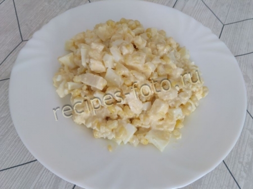 Простой салат с кукурузой, сыром и яйцами на каждый день
