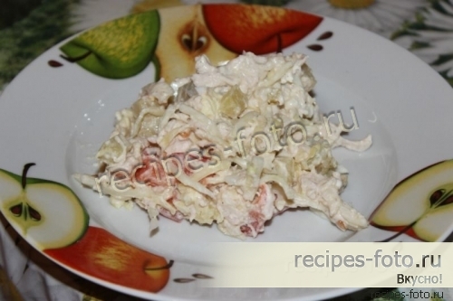 Простой салат с курицей и помидорами