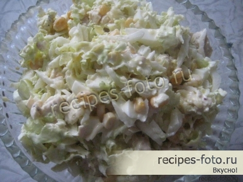 Простой салат с курицей, кукурузой и пекинской капустой