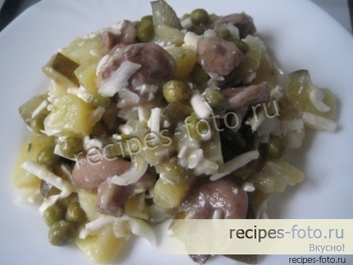 Простой салат с маринованными грибами и картофелем