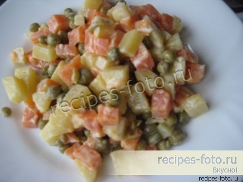 Простой вкусный овощной салат с горошком без мяса и без яиц