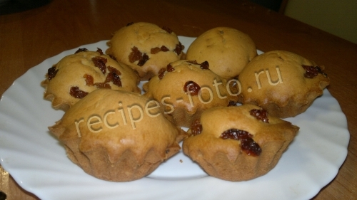 Простые кексы с изюмом на сметане с маслом в формочках