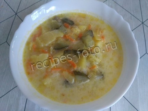 Рассольник с плавленым сыром и солеными огурцами
