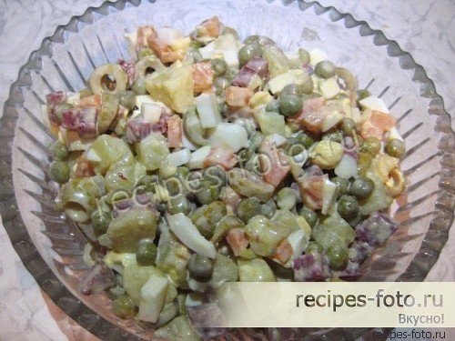 Салат "Оливье" с оливками и копченой колбасой