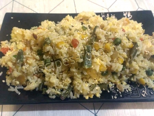 Рис с овощами и яйцом