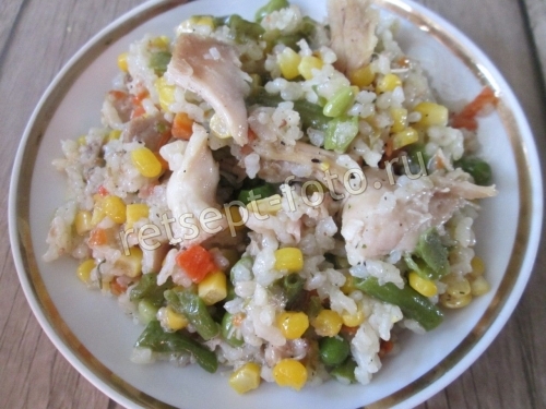 Рис с овощами и курицей на сковороде