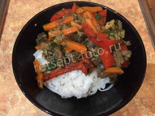 Рисовая лапша с говядиной и овощами
