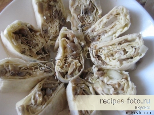 Рулет из лаваша с грибами и сыром