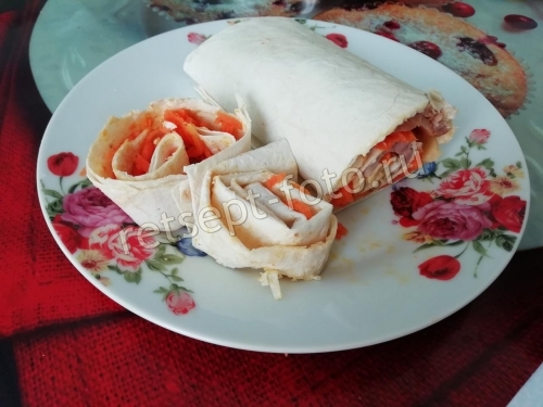 Рулет из лаваша с ветчиной сыром и корейской морковкой