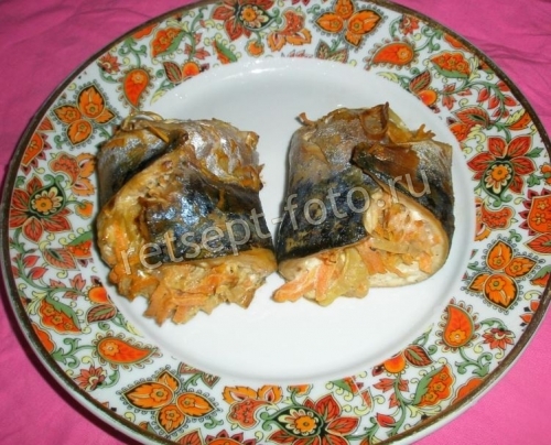Рулет из скумбрии с морковью и луком в духовке