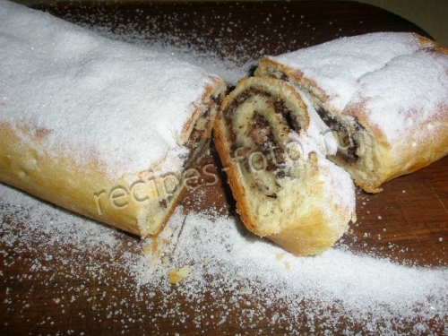 Дрожжевой рулет с маком и орехами