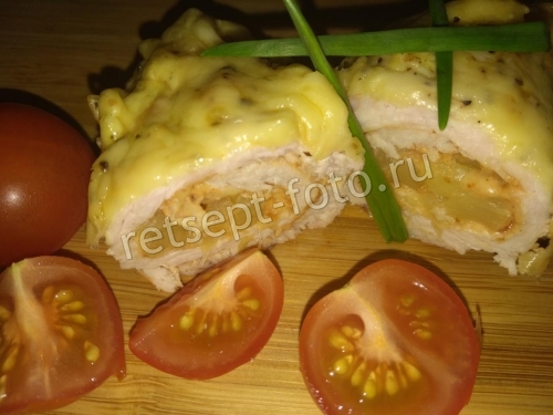 Рулетики из индейки с ананасами и сыром в духовке