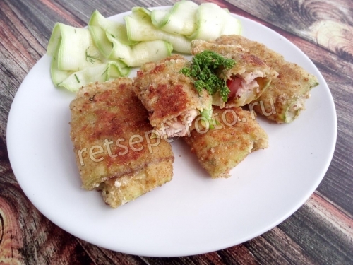 Рулетики из кабачков с куриной грудкой и помидором