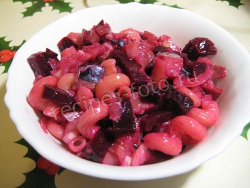 Рыбный салат с копченой скумбрией и свеклой
