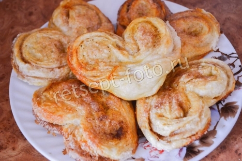 Сахарные плюшки с корицей из дрожжевого теста