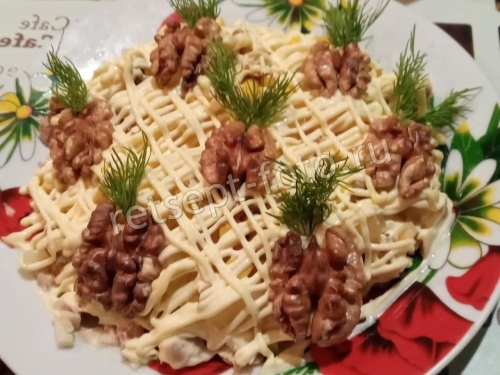 Салат "Ананас" с курицей и кукурузой