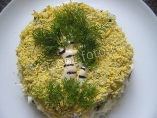Салат "Березка" со свежим огурцом, курицей и черносливом