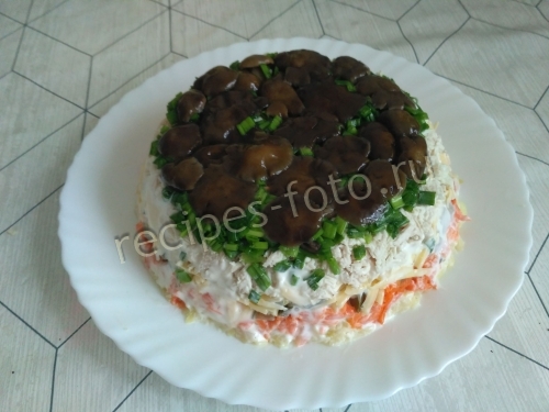 Салат "Грибная поляна" с опятами и курицей