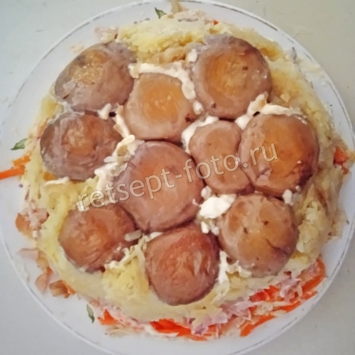 Салат "Грибная поляна" с жареными грибами и копченой курицей