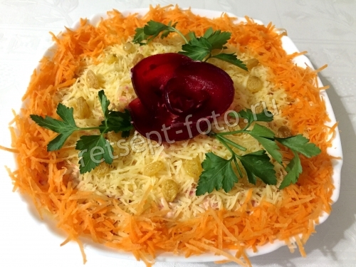 Салат "Изюминка" из свеклы, моркови и сыра