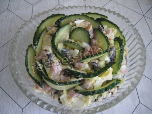 Салат "Изумрудный" с огурцом и ветчиной