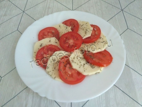 Салат "Капрезе" с моцареллой и помидорами