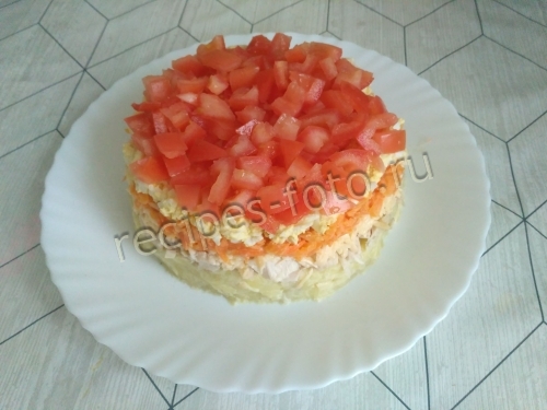 Салат "Красная шапочка" с помидорами и курицей
