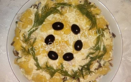 Салат "Мадемуазель" с копченой курицей и ананасами