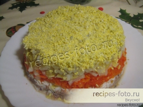 Салат "Мимоза" с консервой, картошкой и без сыра
