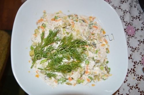 Салат "Обжорка" с курицей и солеными огурцами без майонеза