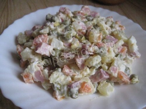 Салат Оливье с колбасой (классический состав)