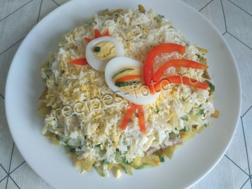 Салат с картофелем фри и курицей слоями