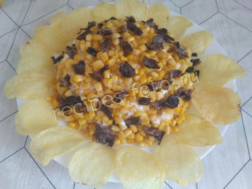 Салат "Подсолнух" с кукурузой, грибами и чипсами