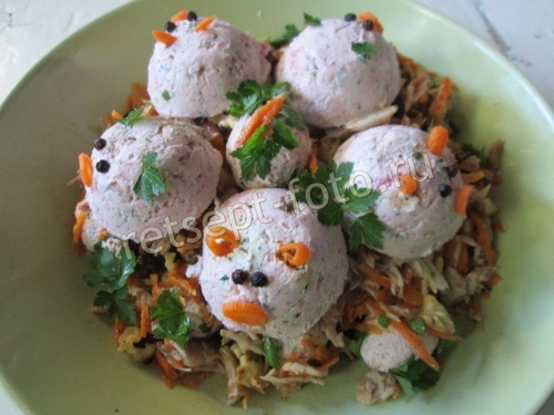 Салат «Поросята» с курицей и творожными шариками