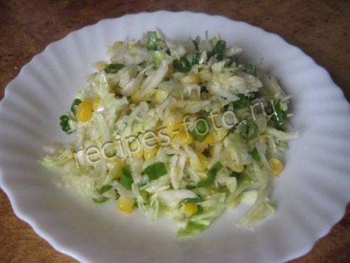 Салат из капусты и кукурузы
