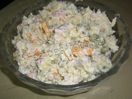 Салат из капусты и ветчины с сырным соусом