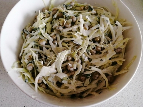 Салат из капусты с горошком и огурцом
